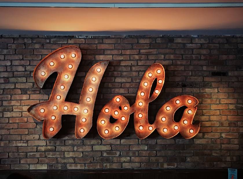 Muro con la palabra "Hola" - Mensaje de bienvenida